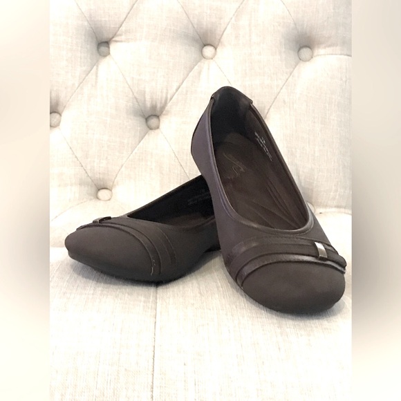 Easy Street Comfort Wave Brown Flats 7M Buckle Round Toe Faux Suede New NWOT - Picture 13 of 13